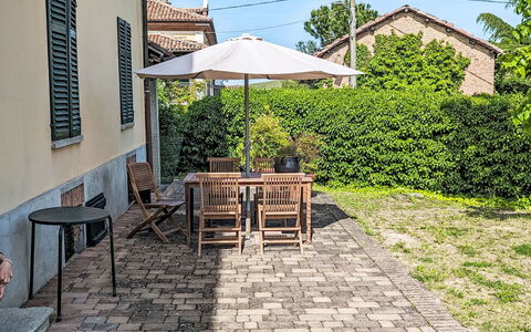 Ornella: Plante, Propriété, Table, Ciel, Bâtiment, Surface De La Route, Arbre, Bois, Ombre, Zone Résidentielle