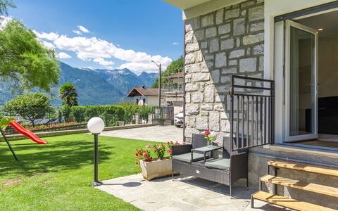 Adele: Plante, Propriété, Fenêtre, Bâtiment, Fleur, Ciel, Chaise, Mobilier De Jardin, Lot Terre, Chalet