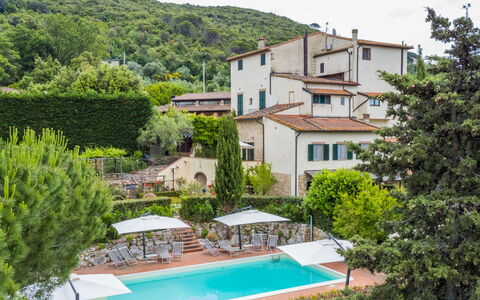 Montaione 975: Bâtiment, Propriété, Plante, L'Eau, Vert, Arbre, Piscine, Ciel, Fenêtre, Zone Résidentielle
