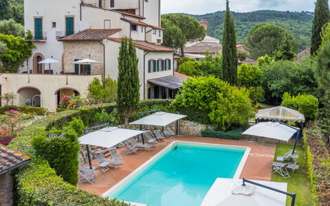 Le Monache - Intero Nucleo: L'Eau, Plante, Bâtiment, Propriété, Fenêtre, Piscine, Arbre, Bleu Azur, Ciel, Chaise