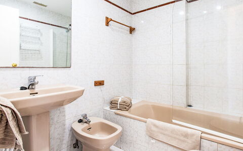 Los Almendros: Miroir, Luminaire Plomberie, Robinet, Évier, Propriété, Lavabo, Baignoire, Salle De Bains, Violet, Design Intérieur