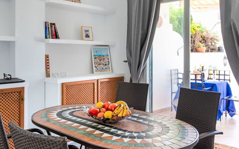 Los Almendros: Propriété, Table, Meubles, Produit, Fenêtre, Textile, Design Intérieur, Architecture, Orange, Sol