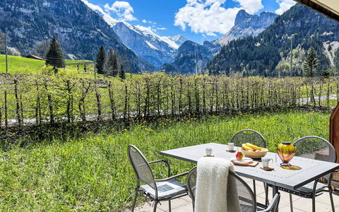 Bergluft: Ciel, Nuage, Montagne, Plante, Meubles, Table, Chaise, Paysage Naturel, Feuille, Arbre