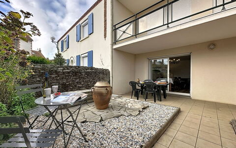 Pornic 420: Porte, Balcon, Chaise, Mobilier De Jardin, Cour, Allée, Plante D'Appartement, Cour, Passerelle, Pot De Fleur