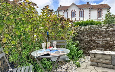 Le Cabestan 420.2: Porte, Balcon, Chaise, Mobilier De Jardin, Cour, Allée, Plante D'Appartement, Cour, Passerelle, Pot De Fleur