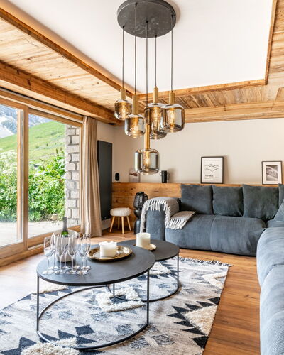 Tignes 451: Meubles, Propriété, Table, Canapé, Bleu Azur, Bois, Plante, Éclairage, Design Intérieur, Fenêtre
