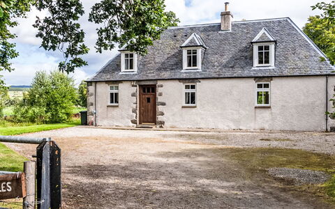 Old Stables: Plante, Ciel, Bâtiment, Fenêtre, Nuage, Arbre, Maison, Lot Terre, Bois, Zone Rurale