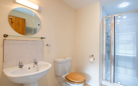 Old Stables: Salle De Bains, Luminaire Plomberie, Sol, Mur, Lavabo, Sol, Design Intérieur, Siège De Toilette, Toilette, Évier