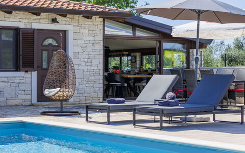 Claudia: L'Eau, Propriété, Arbre, Ciel, Bâtiment, Ombre, Mobilier De Jardin, Fenêtre, Piscine, Loisir