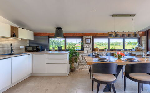 Claudia: Cabinetry, Meubles, Comptoir, Bâtiment, Plante, Cuisine, Table, Plante D'Appartement, Cuisinière, Bois