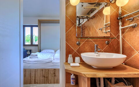 Claudia: Miroir, Robinet, Armoire De Toilette, Luminaire Plomberie, Propriété, Évier, Lavabo, Salle De Bains, Bois, Éclairage
