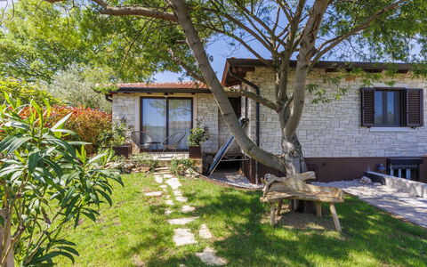 Claudia: Plante, Fenêtre, Bâtiment, Arbre, Lot Terre, Maison, Herbe, Paysage Naturel, Chalet, Siding