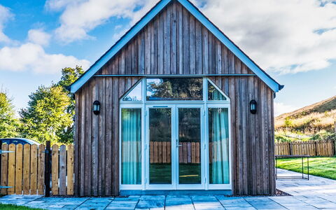 The Barn: L'Eau, Plante, Bâtiment, Ciel, Propriété, Nuage, Piscine, Bleu Azur, Fenêtre, Maison