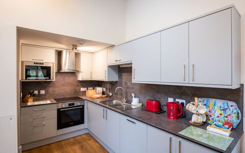 The Barn: Cabinetry, Comptoir, Appareil De Cuisine, Cuisinière, Bois, Cuisine, Électroménager, Design Intérieur, Sol, Sol