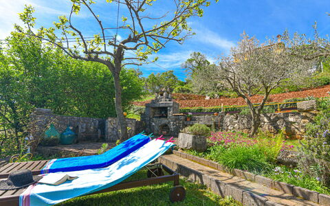 Andrea: L'Eau, Plante, Bâtiment, Ciel, Propriété, Nuage, Piscine, Bleu Azur, Fenêtre, Maison