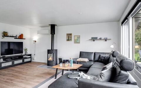 Manko - 1Km from the Sea: Meubles, Design Intérieur, Canapé, Sol, Salon, Sol, Télévision, Plafond, Pièce, Domicile