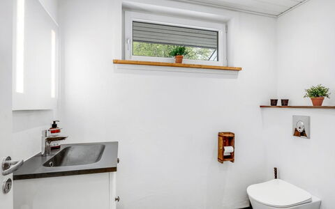 Manko - 1Km from the Sea: Mur, Sol, Luminaire Plomberie, Design Intérieur, Sol, Plomberie, Salle De Bains, Toilette, Plafond, Robinet