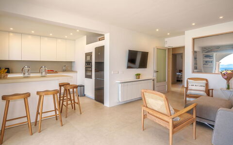 Albers Sea Views: L'Eau, Plante, Bleu Azur, Arbre, Ciel, Piscine, Arecales, Ombre, Loisir, Immobilier