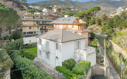 Moneglia 160: Bâtiment, Zone Résidentielle, Maison, Domicile, Toit, Quartier, Établissements Humains, Banlieue, Balcon, Appartement