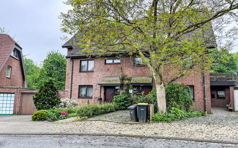 Kersten: Table, Meubles, Propriété, Plante, Bleu, Chaise, Vaisselle, Ombre, Design Intérieur, Mobilier De Jardin