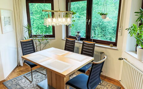 Kersten: Table, Meubles, Propriété, Plante, Bleu, Chaise, Vaisselle, Ombre, Design Intérieur, Mobilier De Jardin