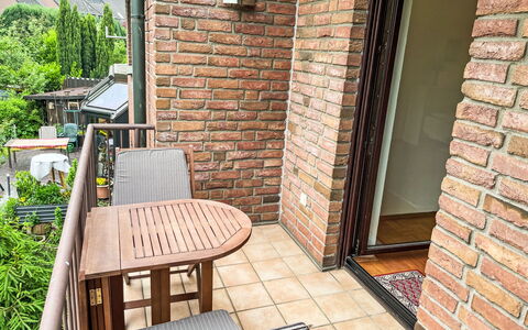 Kersten: Table, Meubles, Propriété, Plante, Bleu, Chaise, Vaisselle, Ombre, Design Intérieur, Mobilier De Jardin