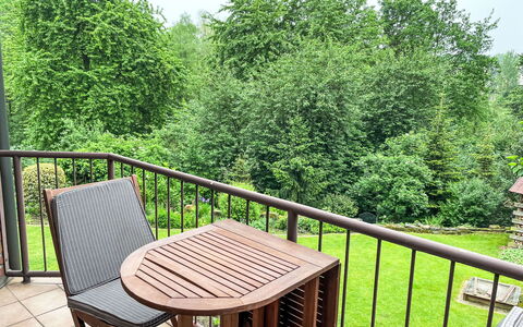 Kersten: Table, Meubles, Propriété, Plante, Bleu, Chaise, Vaisselle, Ombre, Design Intérieur, Mobilier De Jardin