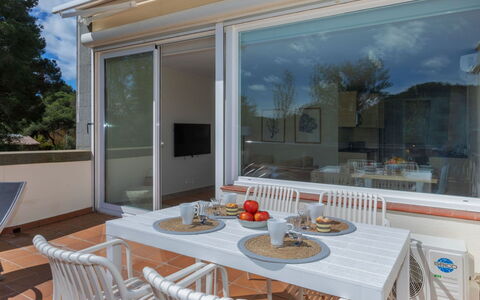 Inpals Beach & Golf: Table, Meubles, Propriété, Plante, Bleu, Chaise, Vaisselle, Ombre, Design Intérieur, Mobilier De Jardin