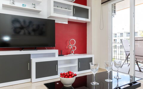 Turo Park: Table, Meubles, Propriété, Plante, Bleu, Chaise, Vaisselle, Ombre, Design Intérieur, Mobilier De Jardin