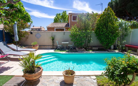 Miramar: Piscine, Recours, Pot De Fleur, Mobilier De Jardin, Eco Hôtel, Jardin, Caractéristique De L'Eau, Aménagement Paysager, Arrière-Cour