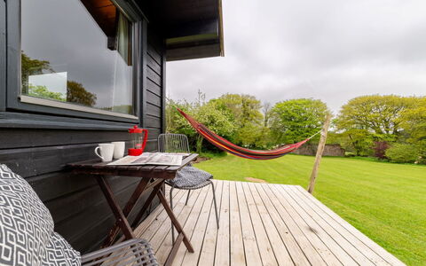 Lodge 6 - Hot Tub Lodge: Table, Meubles, Propriété, Plante, Bleu, Chaise, Vaisselle, Ombre, Design Intérieur, Mobilier De Jardin