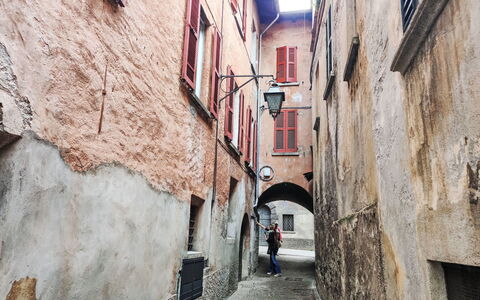 Lisetta: Bâtiment, Fenêtre, Voiture, Véhicule, Surface De La Route, Maison, Quartier, Route, Façade, Ruelle