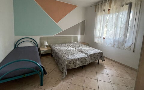 Rosolina Mare 630: Table, Meubles, Propriété, Plante, Bleu, Chaise, Vaisselle, Ombre, Design Intérieur, Mobilier De Jardin