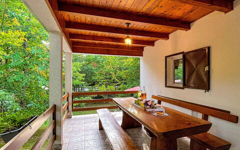 Ravno: Bâtiment, Meubles, Propriété, Table, Fenêtre, Canapé, Bois, Plante, Design Intérieur, Ombre