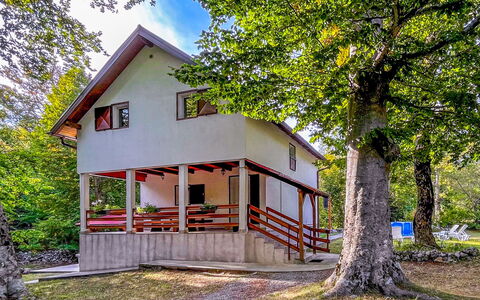 Ravno: Plante, Bâtiment, Fenêtre, Arbre, Maison, Nuage, Herbe, Bois, Ciel, Teintes Et Ombres