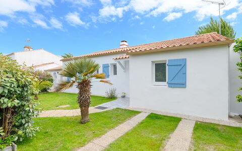 Ile de Noirmoutier 651: Ciel, Nuage, Plante, Bâtiment, Propriété, Fenêtre, Maison, Lot Terre, Arbre, Herbe