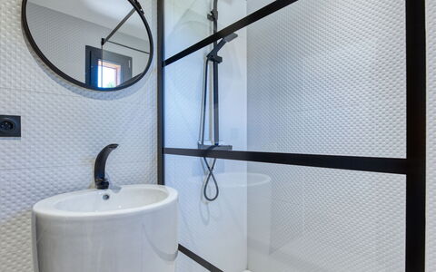 La Cabane Andernosienne: Miroir, Bâtiment, Luminaire Plomberie, Propriété, Robinet, Fenêtre, Salle De Bains, Design Intérieur, Maison