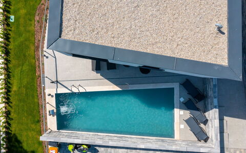 Villa Visum Mare Unus: L'Eau, Rectangle, Plante, Gaz, Bâtiment, Composite, Bois, Façade, Design Urbain, Béton