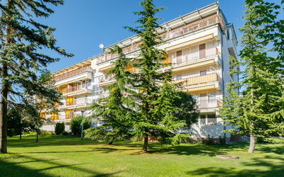 Zamardi 101: Bâtiment, Plante, Ciel, Jour, Propriété, Feuille, Fenêtre, Arbre, Architecture, Bloc Tour