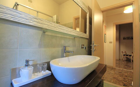 Dal Molin Apartment, Garda Lake, Ac, Fitness, Jacu: Robinet, Miroir, Luminaire Plomberie, Propriété, Évier, Lavabo, Bâtiment, Salle De Bains, Armoire De Toilette, Bois