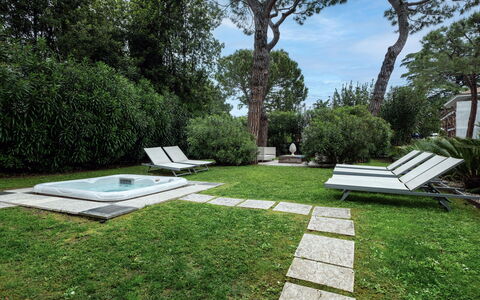 Dal Molin Apartment, Garda Lake, Ac, Fitness, Jacu: Plante, Communauté Des Plantes, Ombre, Ciel, Mobilier De Jardin, Lot Terre, Nuage, Arbre, Rectangle, Arbuste