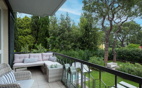 Dal Molin Apartment, Garda Lake, Ac, Fitness, Jacu: Plante, Propriété, Meubles, Ciel, Bâtiment, Arbre, Ombre, Herbe, Nuage, Canapé