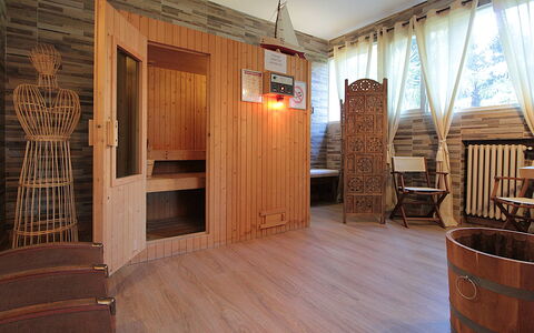 Dal Molin Apartment, Garda Lake, Ac, Fitness, Jacu: Propriété, Bois, Design Intérieur, Sol, Sol, Tache De Bois, Mur, Dur, Immobilier, Table
