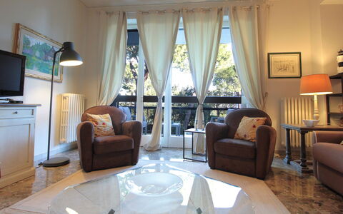 Dal Molin Apartment, Garda Lake, Ac, Fitness, Jacu: Meubles, Cadre, Propriété, Table, Confort, Bâtiment, Éclairage, Bois, Design Intérieur, Textile
