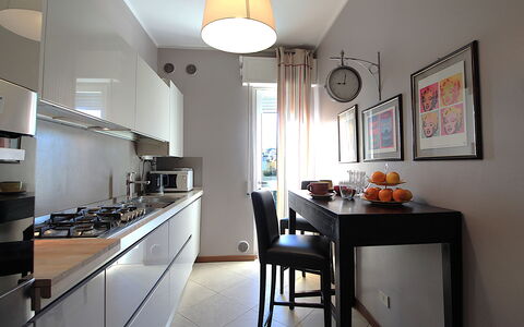 Provenzale Apartment, Garda Lake, Jacuzzi, Fitness: Meubles, Table, Cabinetry, Comptoir, Éclairage, Design Intérieur, Appareil De Cuisine, Cuisinière, Chaise, Cuisine