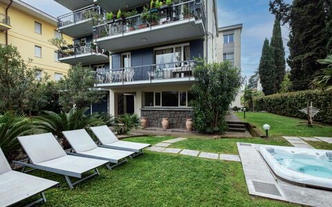 Provenzale Apartment, Garda Lake, Jacuzzi, Fitness: Plante, Bâtiment, Fenêtre, Design Intérieur, Architecture, Ombre, Design Urbain, Condominium, Zone Résidentielle, Maison