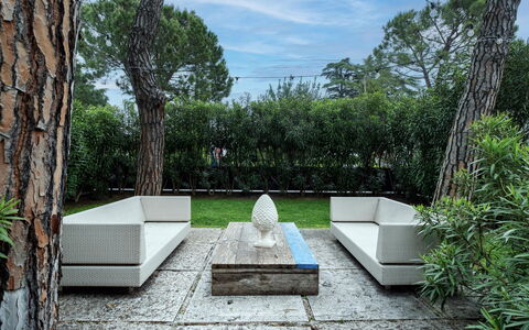 Catullo 18 Apartment, Garda Lake, Jacuzzi, Fitness: Plante, Ciel, Propriété, Nuage, Arbre, Herbe, Bâtiment, Mur, Arbuste, Paysage
