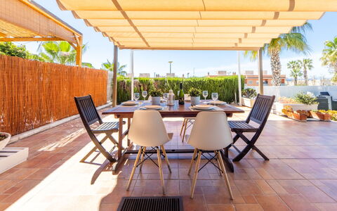 Cal 5Inc: Meubles, Plante, Propriété, Chaise, Pot De Fleur, Piscine, Table, Mobilier De Jardin, Ombre, Design Intérieur