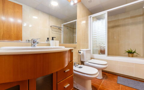 Cal 5Inc: Miroir, Luminaire Plomberie, Robinet, Évier, Propriété, Lavabo, Salle De Bains, Bâtiment, Toilette, Design Intérieur