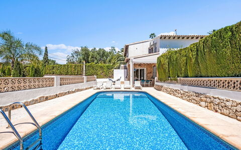 Adinga: L'Eau, Ciel, Propriété, Bleu Azur, Plante, Piscine, Bâtiment, Arbre, Plan D'Eau, Loisir